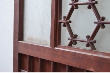 アンティーク建具　希少デザイン　3種類の素敵なデザインが楽しめる組子入りガラス扉1枚(ドア、木製扉)(R-081043)