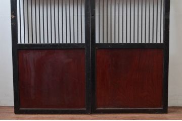 アンティーク建具　激レア!!　鏡板欅(ケヤキ)材　一枚板　鉄格子入り　漆塗りが上品な和の雰囲気を醸し出す裏ガラス入り幅狭格子帯戸2枚セット(引き戸、建具)(R-081045)