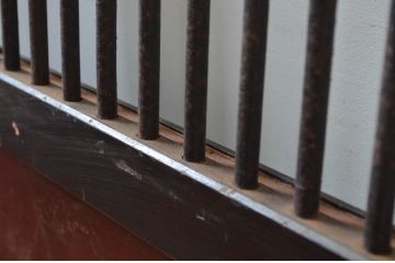アンティーク建具　激レア!!　鏡板欅(ケヤキ)材　一枚板　鉄格子入り　漆塗りが上品な和の雰囲気を醸し出す裏ガラス入り幅狭格子帯戸2枚セット(引き戸、建具)(R-081045)