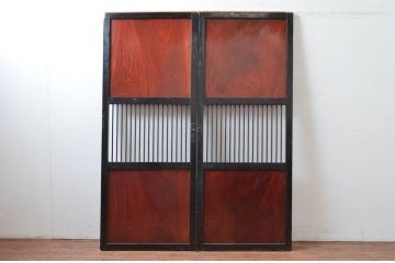 アンティーク建具　激レア!!　鏡板欅(ケヤキ)材　一枚板　鉄格子入り　漆塗りが上品な和の雰囲気を醸し出す裏ガラス入り幅狭格子帯戸2枚セット(引き戸、建具)(R-081045)