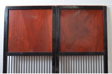 アンティーク建具　激レア!!　鏡板欅(ケヤキ)材　一枚板　鉄格子入り　漆塗りが上品な和の雰囲気を醸し出す裏ガラス入り幅狭格子帯戸2枚セット(引き戸、建具)(R-081045)