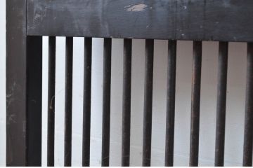 アンティーク建具　激レア!!　鏡板欅(ケヤキ)材　一枚板　鉄格子入り　漆塗りが上品な和の雰囲気を醸し出す裏ガラス入り幅狭格子帯戸2枚セット(引き戸、建具)(R-081045)