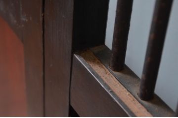 アンティーク建具　激レア!!　鏡板欅(ケヤキ)材　一枚板　鉄格子入り　漆塗りが上品な和の雰囲気を醸し出す裏ガラス入り幅狭格子帯戸2枚セット(引き戸、建具)(R-081045)