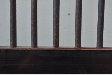 アンティーク建具　激レア!!　鏡板欅(ケヤキ)材　一枚板　鉄格子入り　漆塗りが上品な和の雰囲気を醸し出す裏ガラス入り幅狭格子帯戸2枚セット(引き戸、建具)(R-081045)