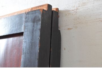 アンティーク建具　激レア!!　鏡板欅(ケヤキ)材　一枚板　鉄格子入り　漆塗りが上品な和の雰囲気を醸し出す裏ガラス入り幅狭格子帯戸2枚セット(引き戸、建具)(R-081045)