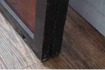 アンティーク建具　激レア!!　鏡板欅(ケヤキ)材　一枚板　鉄格子入り　漆塗りが上品な和の雰囲気を醸し出す裏ガラス入り幅狭格子帯戸2枚セット(引き戸、建具)(R-081045)