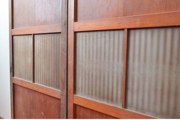 アンティーク建具　長い歴史を刻んだ風合いが魅力的なガラス入り格子帯戸2枚セット(格子戸、板戸、引き戸)(R-081050)