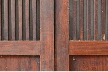 アンティーク建具　ガラス入り!経年による風合いが趣き深い幅広格子帯戸2枚セット(格子戸、引き戸、板戸)(R-081052)