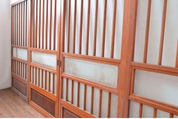 アンティーク建具　優しい木味があたたかみを感じるガラス戸4枚セット(引き戸)(R-081053)