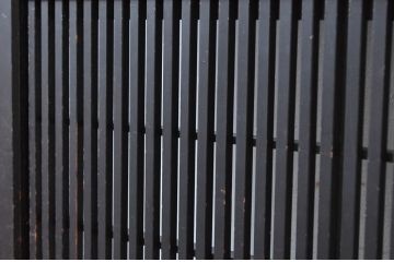 アンティーク建具　アクリル板入り　和モダンテイストのお部屋に取り入れたい格子帯戸1枚(引き戸、格子戸、板戸)(R-081066)