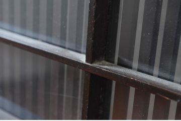 アンティーク建具　アクリル板入り　和モダンテイストのお部屋に取り入れたい格子帯戸1枚(引き戸、格子戸、板戸)(R-081066)