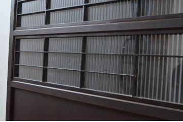 アンティーク建具　アクリル板入り　和モダンテイストのお部屋に取り入れたい格子帯戸1枚(引き戸、格子戸、板戸)(R-081066)