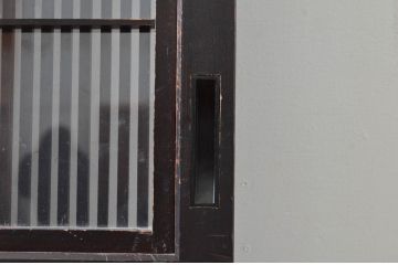 アンティーク建具　アクリル板入り　和モダンテイストのお部屋に取り入れたい格子帯戸1枚(引き戸、格子戸、板戸)(R-081066)