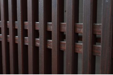 アンティーク建具　アクリル板入り　長い歴史を刻んだ風合いが魅力的な格子帯戸2枚セット(引き戸、格子戸、板戸)(R-081067)