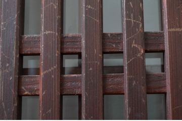 アンティーク建具　アクリル板入り　長い歴史を刻んだ風合いが魅力的な格子帯戸2枚セット(引き戸、格子戸、板戸)(R-081067)