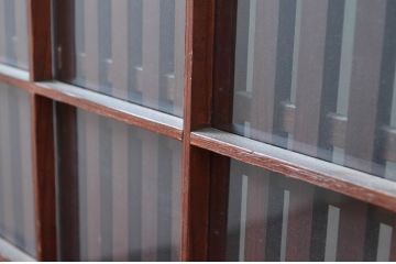 アンティーク建具　アクリル板入り　長い歴史を刻んだ風合いが魅力的な格子帯戸2枚セット(引き戸、格子戸、板戸)(R-081067)
