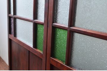 アンティーク建具　カラフルな色ガラスが大正ロマンの雰囲気を演出する幅狭ガラス戸2枚セット(引き戸、建具)(R-081077)