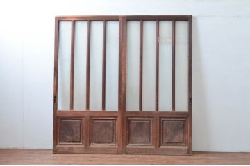 アンティーク建具　上手物!!　腰板欅(ケヤキ)材　素朴な木味が魅力的な作りの良い玄関戸2枚セット(引き戸、ガラス戸)(R-081081)