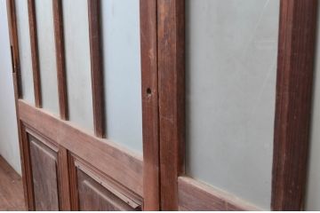 アンティーク建具　上手物!!　腰板欅(ケヤキ)材　素朴な木味が魅力的な作りの良い玄関戸2枚セット(引き戸、ガラス戸)(R-081081)