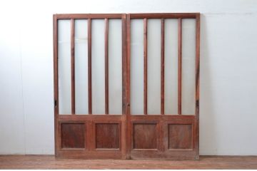 アンティーク建具　上手物!!　腰板欅(ケヤキ)材　素朴な木味が魅力的な作りの良い玄関戸2枚セット(引き戸、ガラス戸)(R-081081)
