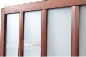アンティーク建具　上手物!!　腰板欅(ケヤキ)材　素朴な木味が魅力的な作りの良い玄関戸2枚セット(引き戸、ガラス戸)(R-081081)