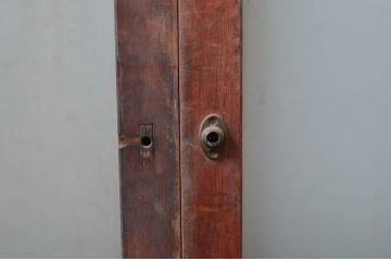 アンティーク建具　上手物!!　腰板欅(ケヤキ)材　素朴な木味が魅力的な作りの良い玄関戸2枚セット(引き戸、ガラス戸)(R-081081)