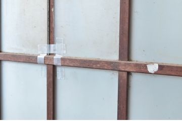 アンティーク建具　レトロな佇まいが魅力的なガラス扉1枚(ドア、木製扉)(R-081085)