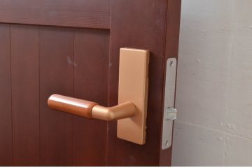 中古　職人手作り品!!　お部屋のアクセントになる色ガラス入りドア1枚(扉、木製扉)(R-081089)