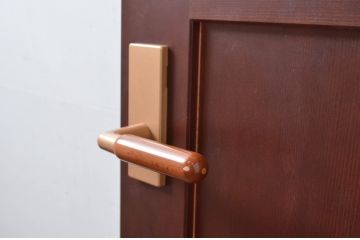 中古　職人手作り品!!　お部屋のアクセントになる色ガラス入りドア1枚(扉、木製扉)(R-081089)