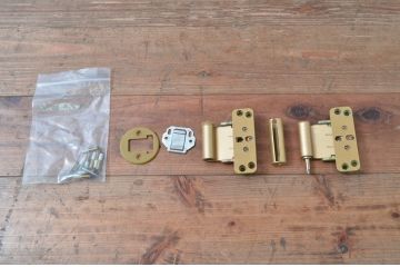 中古　職人手作り品!!　お部屋のアクセントになる色ガラス入りドア1枚(扉、木製扉)(R-081089)