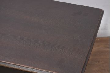 和製ビンテージ　オールドカリモク(karimoku)　マガジンラック付き　木のぬくもり感じるサイドテーブル(電話台、飾り台、ディスプレイ台、陳列棚、コンソールテーブル、ヴィンテージ)(R-081100)