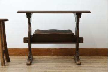 和製ビンテージ　オールドカリモク(karimoku)　マガジンラック付き　木のぬくもり感じるサイドテーブル(電話台、飾り台、ディスプレイ台、陳列棚、コンソールテーブル、ヴィンテージ)(R-081100)