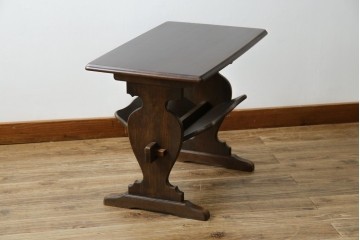 和製ビンテージ　オールドカリモク(karimoku)　マガジンラック付き　木のぬくもり感じるサイドテーブル(電話台、飾り台、ディスプレイ台、陳列棚、コンソールテーブル、ヴィンテージ)(R-081100)