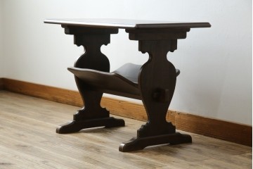 和製ビンテージ　オールドカリモク(karimoku)　マガジンラック付き　木のぬくもり感じるサイドテーブル(電話台、飾り台、ディスプレイ台、陳列棚、コンソールテーブル、ヴィンテージ)(R-081100)