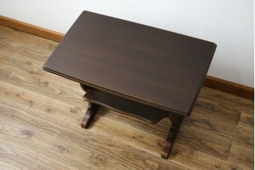 和製ビンテージ　オールドカリモク(karimoku)　マガジンラック付き　木のぬくもり感じるサイドテーブル(電話台、飾り台、ディスプレイ台、陳列棚、コンソールテーブル、ヴィンテージ)(R-081100)