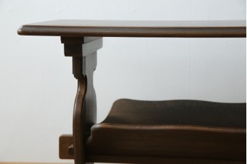 和製ビンテージ　オールドカリモク(karimoku)　マガジンラック付き　木のぬくもり感じるサイドテーブル(電話台、飾り台、ディスプレイ台、陳列棚、コンソールテーブル、ヴィンテージ)(R-081100)