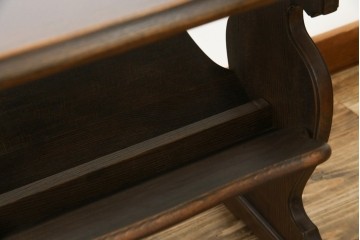 和製ビンテージ　オールドカリモク(karimoku)　マガジンラック付き　木のぬくもり感じるサイドテーブル(電話台、飾り台、ディスプレイ台、陳列棚、コンソールテーブル、ヴィンテージ)(R-081100)