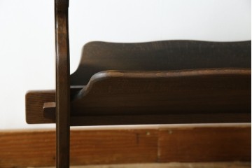 和製ビンテージ　オールドカリモク(karimoku)　マガジンラック付き　木のぬくもり感じるサイドテーブル(電話台、飾り台、ディスプレイ台、陳列棚、コンソールテーブル、ヴィンテージ)(R-081100)