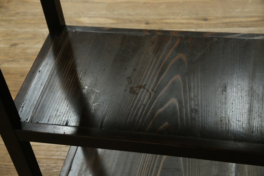 和製アンティーク　木味の簡素な三段飾り棚　(R-081102)