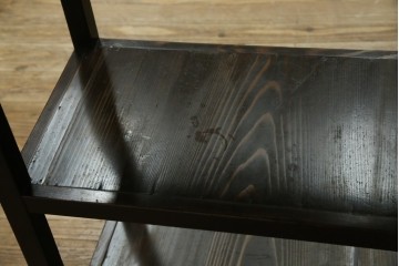 和製アンティーク　木味の簡素な三段飾り棚　(R-081102)