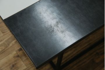 和製ビンテージ　デコラ天板　アイアンフレーム　かわいいチェッカー柄が目を引くローテーブル(センターテーブル、リビングテーブル、鉄脚、ヴィンテージ)(R-081106)