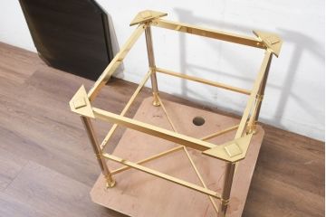 イタリアビンテージ　高級家具ブランド　Vivai del Sud(ヴィヴァイ デル シュッド)社製　ブラスフレーム　スモークガラス　洗練されたデザインのコーヒーテーブル(サイドテーブル、ローテーブル、リビングテーブル、センターテーブル、店舗什器、ヴィンテージ)(R-081107)