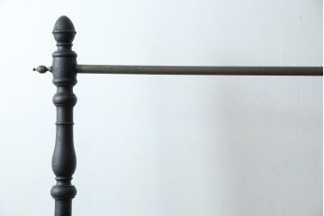 フランスアンティーク　挽物(ターニングレッグ)フレーム　挽き物細工が美しいデザインのハンガーラック(コートハンガー、洋服掛け、コート掛け、ドレスハンガー、店舗什器、キャスター付き、クロージングレール)(R-081109)