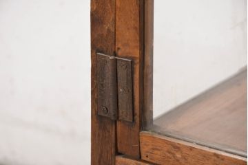 和製アンティーク　シンプルで使い勝手の良い小振りな縦型ガラスケース(Gケース、ショーケース、ディスプレイケース、コレクションケース、サイドキャビネット、飾り棚、陳列棚、収納棚、戸棚、店舗什器)(R-081111)