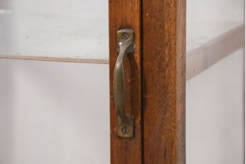 和製アンティーク　シンプルで使い勝手の良い小振りな縦型ガラスケース(Gケース、ショーケース、ディスプレイケース、コレクションケース、サイドキャビネット、飾り棚、陳列棚、収納棚、戸棚、店舗什器)(R-081111)