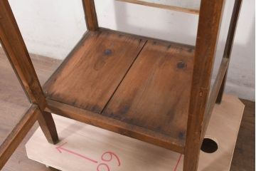 和製アンティーク　シンプルで使い勝手の良い小振りな縦型ガラスケース(Gケース、ショーケース、ディスプレイケース、コレクションケース、サイドキャビネット、飾り棚、陳列棚、収納棚、戸棚、店舗什器)(R-081111)