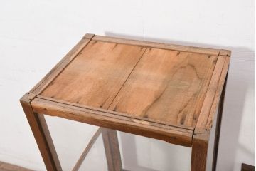 和製アンティーク　シンプルで使い勝手の良い小振りな縦型ガラスケース(Gケース、ショーケース、ディスプレイケース、コレクションケース、サイドキャビネット、飾り棚、陳列棚、収納棚、戸棚、店舗什器)(R-081111)
