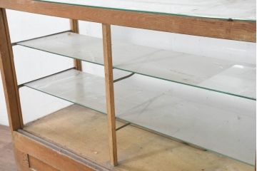 和製アンティーク　懐かしさ漂うレトロな佇まいが魅力的な引き出し付きガラスケース(キャビネット、Gケース、コレクションケース、ディスプレイケース、ショーケース、飾り棚、陳列棚、戸棚、収納棚、店舗什器)(R-081113)