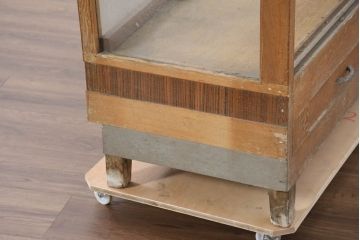 和製アンティーク　懐かしさ漂うレトロな佇まいが魅力的な引き出し付きガラスケース(キャビネット、Gケース、コレクションケース、ディスプレイケース、ショーケース、飾り棚、陳列棚、戸棚、収納棚、店舗什器)(R-081113)