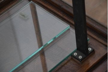 イギリスアンティーク　三面ガラス　マホガニー材　おしゃれなディスプレイが叶う薄型ガラスケース(ショーケース、Gケース、陳列棚、飾り棚、コレクションケース、ディスプレイキャビネット、店舗什器、英国)(R-81114)